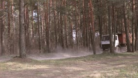 Η ευτυχής γυναίκα στο γραφείο ντύνει το χαμόγελο και το κράτημα του έξυπνου τηλεφώνου σε κόκκινη περίπτωση, μουσική ακούσματος μέ απόθεμα βίντεο Η ευτυχής γυναίκα στο γραφείο ντύνει το χαμόγελο και το κράτημα του έξυπνου τηλεφώνου σε κόκκινη περίπτωση, μουσική ακούσματος μέ απόθεμα βίντεο