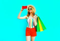 Η ευτυχής λήψη γυναικών χαμόγελου selfie απεικονίζει τηλεφωνικώς με τις στοκ φωτογραφίες Η ευτυχής λήψη γυναικών χαμόγελου selfie απεικονίζει τηλεφωνικώς με τις στοκ φωτογραφίες