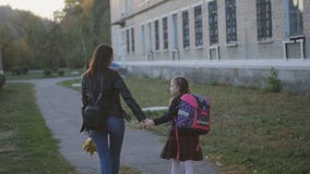 Η ευτυχής μητέρα με την κόρη της στη σχολική στολή πηγαίνει στο σπίτι Το Mom και η κόρη περπατούν κατά μήκος της αλέας κατά μήκος απόθεμα βίντεο Η ευτυχής μητέρα με την κόρη της στη σχολική στολή πηγαίνει στο σπίτι Το Mom και η κόρη περπατούν κατά μήκος της αλέας κατά μήκος απόθεμα βίντεο