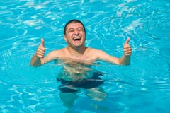Η ευτυχής παρουσίαση ατόμων φυλλομετρεί επάνω να κολυμπήσει στη λίμνη, θερινή αναψυχή Στοκ Φωτογραφία Η ευτυχής παρουσίαση ατόμων φυλλομετρεί επάνω να κολυμπήσει στη λίμνη, θερινή αναψυχή Στοκ Φωτογραφία