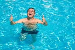 Η ευτυχής παρουσίαση ατόμων φυλλομετρεί επάνω να κολυμπήσει στη λίμνη, θερινή αναψυχή Στοκ Φωτογραφίες Η ευτυχής παρουσίαση ατόμων φυλλομετρεί επάνω να κολυμπήσει στη λίμνη, θερινή αναψυχή Στοκ Φωτογραφίες