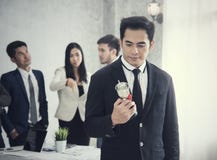Η ευτυχής υπερηφάνεια επιχειρηματιών με κερδίζει την ομάδα φλυτζανιών και επιχειρήσεων ζηλότυπη Στοκ Φωτογραφίες Η ευτυχής υπερηφάνεια επιχειρηματιών με κερδίζει την ομάδα φλυτζανιών και επιχειρήσεων ζηλότυπη Στοκ Φωτογραφίες