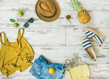 Η ζωηρόχρωμη εξάρτηση θερινής μόδας επίπεδος-βάζει πέρα από το υπόβαθρο παρκέ, διάστημα αντιγράφων Στοκ φωτογραφία με δικαίωμα ελεύθερης χρήσης Η ζωηρόχρωμη εξάρτηση θερινής μόδας επίπεδος-βάζει πέρα από το υπόβαθρο παρκέ, διάστημα αντιγράφων Στοκ φωτογραφία με δικαίωμα ελεύθερης χρήσης