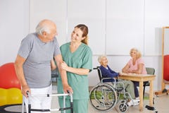 Ηληκιωμένος με τη geratric νοσοκόμα στη ιδιωτική κλινική στοκ φωτογραφίες με δικαίωμα ελεύθερης χρήσης Ηληκιωμένος με τη geratric νοσοκόμα στη ιδιωτική κλινική στοκ φωτογραφίες με δικαίωμα ελεύθερης χρήσης