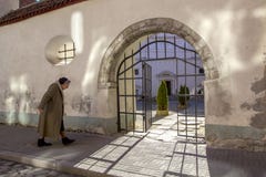 Η ηλικιωμένη γυναίκα πηγαίνει στην εκκλησία να προσεηθεί στοκ φωτογραφίες με δικαίωμα ελεύθερης χρήσης Η ηλικιωμένη γυναίκα πηγαίνει στην εκκλησία να προσεηθεί στοκ φωτογραφίες με δικαίωμα ελεύθερης χρήσης
