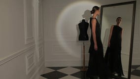 Η θηλυκή πρότυπη τοποθέτηση βλαστών φωτογραφιών μόδας, όμορφο θηλυκό πρότυπο, πρότυπο κοιτάζει απόθεμα βίντεο Η θηλυκή πρότυπη τοποθέτηση βλαστών φωτογραφιών μόδας, όμορφο θηλυκό πρότυπο, πρότυπο κοιτάζει απόθεμα βίντεο