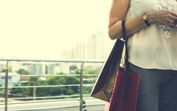 Η θηλυκότητα γυναικών που ψωνίζει χαλαρώνει την έννοια στοκ εικόνες Η θηλυκότητα γυναικών που ψωνίζει χαλαρώνει την έννοια στοκ εικόνες