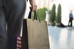 Η θηλυκότητα γυναικών που ψωνίζει χαλαρώνει την έννοια στοκ εικόνες με δικαίωμα ελεύθερης χρήσης Η θηλυκότητα γυναικών που ψωνίζει χαλαρώνει την έννοια στοκ εικόνες με δικαίωμα ελεύθερης χρήσης
