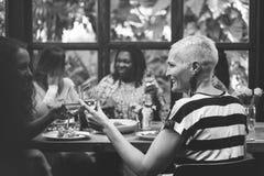 Η θηλυκότητα που συνδέει τον καφέ Brunch περιστασιακό κοινωνικοποιεί την έννοια στοκ φωτογραφία με δικαίωμα ελεύθερης χρήσης Η θηλυκότητα που συνδέει τον καφέ Brunch περιστασιακό κοινωνικοποιεί την έννοια στοκ φωτογραφία με δικαίωμα ελεύθερης χρήσης