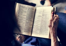 Η ιερή θρησκεία χριστιανισμού βιβλίων Βίβλων θεωρεί στοκ εικόνες Η ιερή θρησκεία χριστιανισμού βιβλίων Βίβλων θεωρεί στοκ εικόνες