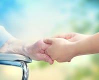 Ηλικιωμένη γυναίκα στα χέρια εκμετάλλευσης καρεκλών ροδών με το νέο επιστάτη στοκ φωτογραφία με δικαίωμα ελεύθερης χρήσης Ηλικιωμένη γυναίκα στα χέρια εκμετάλλευσης καρεκλών ροδών με το νέο επιστάτη στοκ φωτογραφία με δικαίωμα ελεύθερης χρήσης
