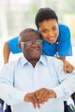 Ηλικιωμένο αφρικανικό άτομο caregiver Ηλικιωμένο αφρικανικό άτομο caregiver