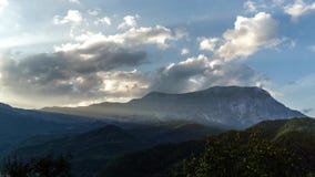 Ηλιοβασίλεμα Timelapse και cloudscape πέρα από το τοπίο βουνών Κινούμενα σύννεφα με το δραματικό φως απόθεμα βίντεο Ηλιοβασίλεμα Timelapse και cloudscape πέρα από το τοπίο βουνών Κινούμενα σύννεφα με το δραματικό φως απόθεμα βίντεο