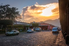 Ηλιοβασίλεμα Vulcano από το επίπεδο οδών στοκ εικόνες Ηλιοβασίλεμα Vulcano από το επίπεδο οδών στοκ εικόνες