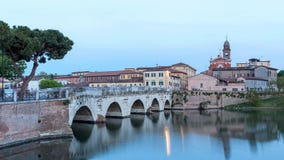 Ηλιοβασίλεμα εικονικής παράστασης πόλης timelapse Rimini, πανόραμα της Ιταλίας Άποψη της γέφυρας Tiberio με τα φω'τα και το νερό φιλμ μικρού μήκους Ηλιοβασίλεμα εικονικής παράστασης πόλης timelapse Rimini, πανόραμα της Ιταλίας Άποψη της γέφυρας Tiberio με τα φω'τα και το νερό φιλμ μικρού μήκους