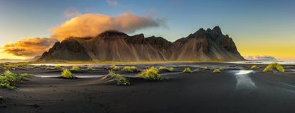 Ηλιοβασίλεμα επάνω από Vestrahorn και τη μαύρη παραλία άμμου του στην Ισλανδία Στοκ φωτογραφία με δικαίωμα ελεύθερης χρήσης Ηλιοβασίλεμα επάνω από Vestrahorn και τη μαύρη παραλία άμμου του στην Ισλανδία Στοκ φωτογραφία με δικαίωμα ελεύθερης χρήσης
