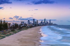 Ηλιοβασίλεμα πέρα από τον παράδεισο Surfers στο Gold Coast στοκ φωτογραφίες Ηλιοβασίλεμα πέρα από τον παράδεισο Surfers στο Gold Coast στοκ φωτογραφίες