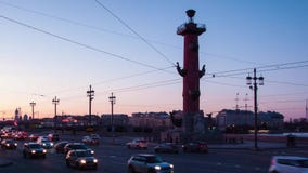 Ηλιοβασίλεμα στο παλαιό τετράγωνο χρηματιστηρίου Αγίου Πετρούπολη, Ρωσία στήλη ραμφική Κυκλοφορία βραδιού του χρονικού σφάλματος φιλμ μικρού μήκους Ηλιοβασίλεμα στο παλαιό τετράγωνο χρηματιστηρίου Αγίου Πετρούπολη, Ρωσία στήλη ραμφική Κυκλοφορία βραδιού του χρονικού σφάλματος φιλμ μικρού μήκους