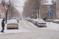 Η ισχυρή χιονόπτωση καλύπτει τις οδούς της πόλης με το χιόνι στοκ φωτογραφία με δικαίωμα ελεύθερης χρήσης Η ισχυρή χιονόπτωση καλύπτει τις οδούς της πόλης με το χιόνι στοκ φωτογραφία με δικαίωμα ελεύθερης χρήσης
