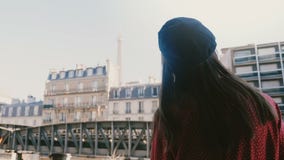 Η κάμερα ακολουθεί το νέο ευτυχές περπάτημα γυναικών έξω στο ηλιόλουστο μπαλκόνι δωματίων με την άποψη πύργων του Άιφελ, χαμογελώ φιλμ μικρού μήκους Η κάμερα ακολουθεί το νέο ευτυχές περπάτημα γυναικών έξω στο ηλιόλουστο μπαλκόνι δωματίων με την άποψη πύργων του Άιφελ, χαμογελώ φιλμ μικρού μήκους
