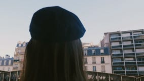Η κάμερα γλιστρά πίσω από τον ευτυχή θηλυκό τουρίστα που παίρνει τη φωτογραφία smartphone της άποψης πύργων του Παρισιού Άιφελ απ φιλμ μικρού μήκους Η κάμερα γλιστρά πίσω από τον ευτυχή θηλυκό τουρίστα που παίρνει τη φωτογραφία smartphone της άποψης πύργων του Παρισιού Άιφελ απ φιλμ μικρού μήκους