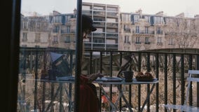 Η κάμερα γλιστρά τη σωστή γυναίκα δημοσιογράφων αποκάλυψης όμορφη χρησιμοποιώντας το lap-top στο ειδυλλιακό μπαλκόνι διαμερισμάτω φιλμ μικρού μήκους Η κάμερα γλιστρά τη σωστή γυναίκα δημοσιογράφων αποκάλυψης όμορφη χρησιμοποιώντας το lap-top στο ειδυλλιακό μπαλκόνι διαμερισμάτω φιλμ μικρού μήκους