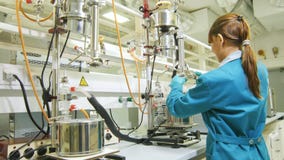 Η κάμερα κινείται παρουσιάζει γυναίκα παίρνοντας μαζί το βολβό από τη συσκευή απόθεμα βίντεο Η κάμερα κινείται παρουσιάζει γυναίκα παίρνοντας μαζί το βολβό από τη συσκευή απόθεμα βίντεο