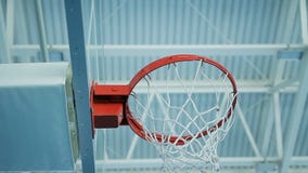 Η κάμερα κινηματογραφήσεων σε πρώτο πλάνο περιστρέφεται κάτω από τη στεφάνη καλαθοσφαίρισης που βρίσκεται στη γυμναστική απόθεμα βίντεο Η κάμερα κινηματογραφήσεων σε πρώτο πλάνο περιστρέφεται κάτω από τη στεφάνη καλαθοσφαίρισης που βρίσκεται στη γυμναστική απόθεμα βίντεο