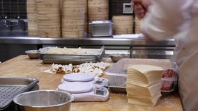 Η κίνηση των ανθρώπων ζυμώνει τη ζύμη και την ζυγίζει πριν από την που γίνεται τις μπουλέττες φιλμ μικρού μήκους Η κίνηση των ανθρώπων ζυμώνει τη ζύμη και την ζυγίζει πριν από την που γίνεται τις μπουλέττες φιλμ μικρού μήκους