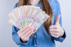Η καλλιεργημένη φωτογραφία κινηματογραφήσεων σε πρώτο πλάνο της ικανοποιημένης ευτυχούς θετικής εύθυμης ευτυχούς επιχείρησης busi στοκ εικόνα με δικαίωμα ελεύθερης χρήσης Η καλλιεργημένη φωτογραφία κινηματογραφήσεων σε πρώτο πλάνο της ικανοποιημένης ευτυχούς θετικής εύθυμης ευτυχούς επιχείρησης busi στοκ εικόνα με δικαίωμα ελεύθερης χρήσης
