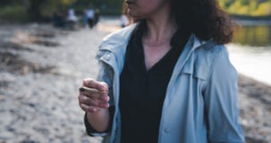 Η καπνίζοντας ένωση μαριχουάνα προσώπων υπαίθρια στοκ φωτογραφία με δικαίωμα ελεύθερης χρήσης Η καπνίζοντας ένωση μαριχουάνα προσώπων υπαίθρια στοκ φωτογραφία με δικαίωμα ελεύθερης χρήσης