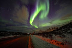 Η καταπληκτική πολύχρωμη αυγή Borealis ξέρει επίσης ως βόρεια φω'τα στο νυχτερινό ουρανό πέρα από το τοπίο Lofoten, Νορβηγία, Σκα Η καταπληκτική πολύχρωμη αυγή Borealis ξέρει επίσης ως βόρεια φω'τα στο νυχτερινό ουρανό πέρα από το τοπίο Lofoten, Νορβηγία, Σκα