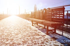 Η κενή πλατφόρμα σιδηροδρομικών σταθμών για την αναμονή εκπαιδεύει ` Novoselovka ` σε Kharkiv, Ουκρανία Πλατφόρμα σιδηροδρόμων το στοκ φωτογραφία Η κενή πλατφόρμα σιδηροδρομικών σταθμών για την αναμονή εκπαιδεύει ` Novoselovka ` σε Kharkiv, Ουκρανία Πλατφόρμα σιδηροδρόμων το στοκ φωτογραφία