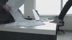 Η κινηματογράφηση σε πρώτο πλάνο ο προϊστάμενος ρίχνει τα έγγραφα για τον πίνακα μπροστά από το κορίτσι που στέκεται αισθητά με τ απόθεμα βίντεο Η κινηματογράφηση σε πρώτο πλάνο ο προϊστάμενος ρίχνει τα έγγραφα για τον πίνακα μπροστά από το κορίτσι που στέκεται αισθητά με τ απόθεμα βίντεο