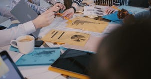 Η κινηματογράφηση σε πρώτο πλάνο που πυροβολείται του multiethnic πίνακα συ απόθεμα βίντεο Η κινηματογράφηση σε πρώτο πλάνο που πυροβολείται του multiethnic πίνακα συ απόθεμα βίντεο