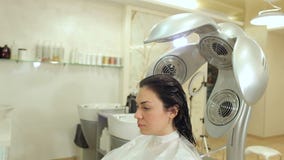 Η κινηματογράφηση σε πρώτο πλάνο του επαγγελματικού στεγνωτήρα τρίχας ξεραίνει την τρίχα του νέου κοριτσιού σε ένα σαλόνι ομορφιά απόθεμα βίντεο Η κινηματογράφηση σε πρώτο πλάνο του επαγγελματικού στεγνωτήρα τρίχας ξεραίνει την τρίχα του νέου κοριτσιού σε ένα σαλόνι ομορφιά απόθεμα βίντεο