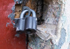 Η κλειστή κλειδαριά άρθρωσε τη μαύρη ένωση μετάλλων στις αρθρώσεις σε ένα υπόβαθρο πετρών και κόκκινο έναν ξύλινο στοκ εικόνα με δικαίωμα ελεύθερης χρήσης Η κλειστή κλειδαριά άρθρωσε τη μαύρη ένωση μετάλλων στις αρθρώσεις σε ένα υπόβαθρο πετρών και κόκκινο έναν ξύλινο στοκ εικόνα με δικαίωμα ελεύθερης χρήσης