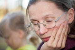 Η κουρασμένη μητέρα μετακίνησε με μπουλντόζα από το κάθισμα δίπλα στην κόρη της στοκ εικόνες Η κουρασμένη μητέρα μετακίνησε με μπουλντόζα από το κάθισμα δίπλα στην κόρη της στοκ εικόνες