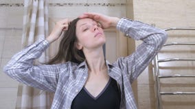 Η κουρασμένη ξυπνημένη γυναίκα κτενίζει την τρίχα της που στέκεται μπροστά από έναν καθρέφτη στο λουτρό απόθεμα βίντεο Η κουρασμένη ξυπνημένη γυναίκα κτενίζει την τρίχα της που στέκεται μπροστά από έναν καθρέφτη στο λουτρό απόθεμα βίντεο