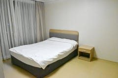 Η κρεβατοκάμαρα αποτελείται από ένα κρεβάτι, ένα ράφι, ένα παράθυρο, μια κουρτίνα στοκ εικόνες με δικαίωμα ελεύθερης χρήσης Η κρεβατοκάμαρα αποτελείται από ένα κρεβάτι, ένα ράφι, ένα παράθυρο, μια κουρτίνα στοκ εικόνες με δικαίωμα ελεύθερης χρήσης