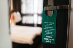Η κρεμάστρα πορτών παρακαλώ αποτελεί το χώρο μου σε 4 γλώσσες στοκ φωτογραφία με δικαίωμα ελεύθερης χρήσης Η κρεμάστρα πορτών παρακαλώ αποτελεί το χώρο μου σε 4 γλώσσες στοκ φωτογραφία με δικαίωμα ελεύθερης χρήσης