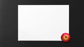 Η κόκκινη Apple στη Λευκή Βίβλο για το σκοτεινό υπόβαθρο στοκ εικόνες με δικαίωμα ελεύθερης χρήσης Η κόκκινη Apple στη Λευκή Βίβλο για το σκοτεινό υπόβαθρο στοκ εικόνες με δικαίωμα ελεύθερης χρήσης