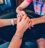 Η λαβή εραστών παραδίδει την κινηματογράφηση σε πρώτο πλάνο στοκ φωτογραφίες Η λαβή εραστών παραδίδει την κινηματογράφηση σε πρώτο πλάνο στοκ φωτογραφίες