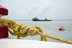 Η λεπτομέρεια κινηματογραφήσεων σε πρώτο πλάνο του σχοινιού έδεσε στη ναυτική υποστήριξη για να κρατήσει μια βάρκα στοκ εικόνες Η λεπτομέρεια κινηματογραφήσεων σε πρώτο πλάνο του σχοινιού έδεσε στη ναυτική υποστήριξη για να κρατήσει μια βάρκα στοκ εικόνες