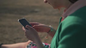 Η λεπτομέρεια που ο στενός επάνω πυροβολισμός μιας μόδας έθισε τη νέα απόθεμα βίντεο Η λεπτομέρεια που ο στενός επάνω πυροβολισμός μιας μόδας έθισε τη νέα απόθεμα βίντεο
