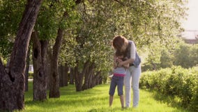 Η μητέρα αγκαλιάζει την κόρη της σε έναν οπωρώνα μήλων Περίπατοι μητέρων με την κόρη της κατά μήκος της λεωφόρου των δέντρων μηλι απόθεμα βίντεο Η μητέρα αγκαλιάζει την κόρη της σε έναν οπωρώνα μήλων Περίπατοι μητέρων με την κόρη της κατά μήκος της λεωφόρου των δέντρων μηλι απόθεμα βίντεο