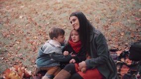 Η μητέρα ανακουφίζει το φωνάζοντας παιδί της, ένα μικρό κορίτσι, ο αδελφός της, λίγο ένα μικρό αγόρι έρχεται σε την, που αγκαλιάζ φιλμ μικρού μήκους Η μητέρα ανακουφίζει το φωνάζοντας παιδί της, ένα μικρό κορίτσι, ο αδελφός της, λίγο ένα μικρό αγόρι έρχεται σε την, που αγκαλιάζ φιλμ μικρού μήκους