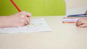 Η μητέρα σύρει τα σχέδια με τα χρωματισμένα μολύβια, το παιδί παίρνει έξω τα χρωματισμένα μολύβια από το κιβώτιο Κινηματογράφηση απόθεμα βίντεο Η μητέρα σύρει τα σχέδια με τα χρωματισμένα μολύβια, το παιδί παίρνει έξω τα χρωματισμένα μολύβια από το κιβώτιο Κινηματογράφηση απόθεμα βίντεο