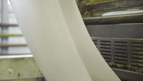 Η μηχανή τραβά και στρίβει το μεγάλο ρόλο εγγράφου στο σπίτι εκτύπωσης απόθεμα βίντεο Η μηχανή τραβά και στρίβει το μεγάλο ρόλο εγγράφου στο σπίτι εκτύπωσης απόθεμα βίντεο