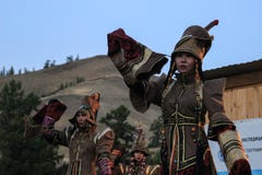 Η μογγολική γυναίκα στο κοστούμι σαμάνων και μαγισσών χορεύει στη σκηνή στα βουνά Λαϊκοί χοροί Tyva στοκ εικόνες Η μογγολική γυναίκα στο κοστούμι σαμάνων και μαγισσών χορεύει στη σκηνή στα βουνά Λαϊκοί χοροί Tyva στοκ εικόνες